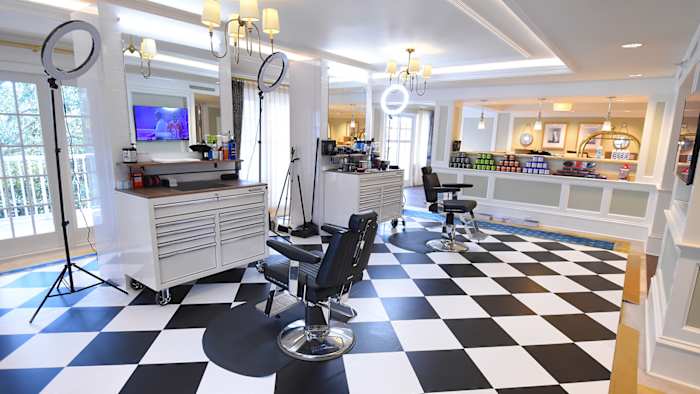 nba-barbershop-bubble-inside